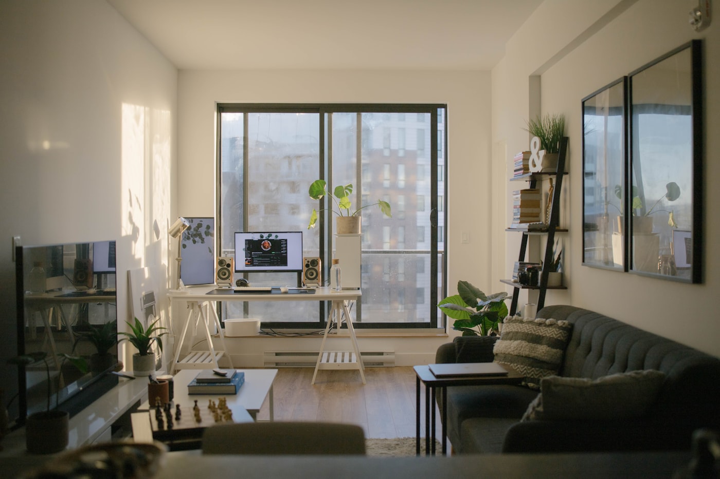 Apartamento com janelas amplas e vista para a cidade